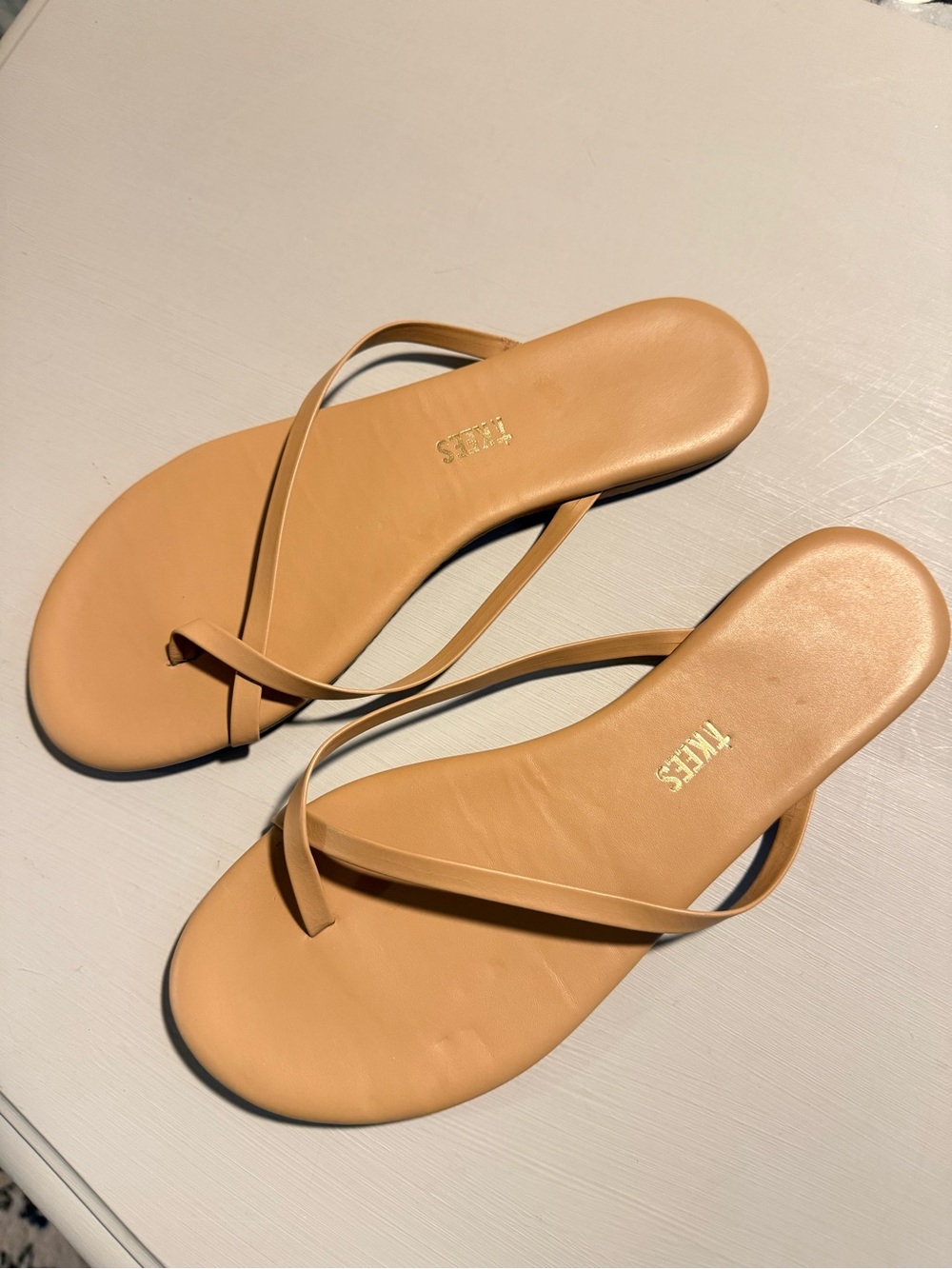 TKEES Women's Riley toe cross sandal in coco butter size 8 (39)